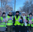 Накануне 23 февраля сотрудники Госавтоинспекции Гайского городского округа и члены юнармейского отряда «Вымпел» школы №10 поздравили мужчин – водителей с наступающим праздником. - ОМВД по Гайскому  г.о.