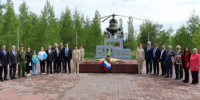 К памятным знакам, посвященным Великой Отечественной войне, возложили цветы - Гайский городской округ