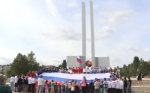 У стелы «Первопроходцам Гая» состоялось торжественное развертывание Государственного флага России