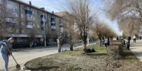 На улице Ленина сегодня прошел субботник - Гайский городской округ